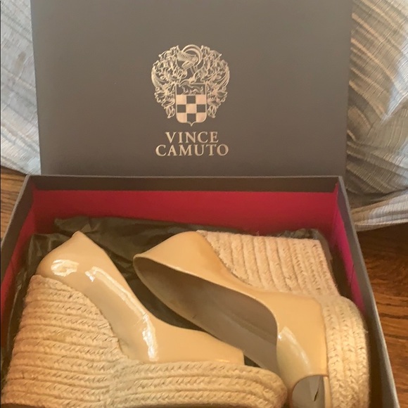 Authentic barely worn nude Vince Camulto wedges - Picture 4 of 5